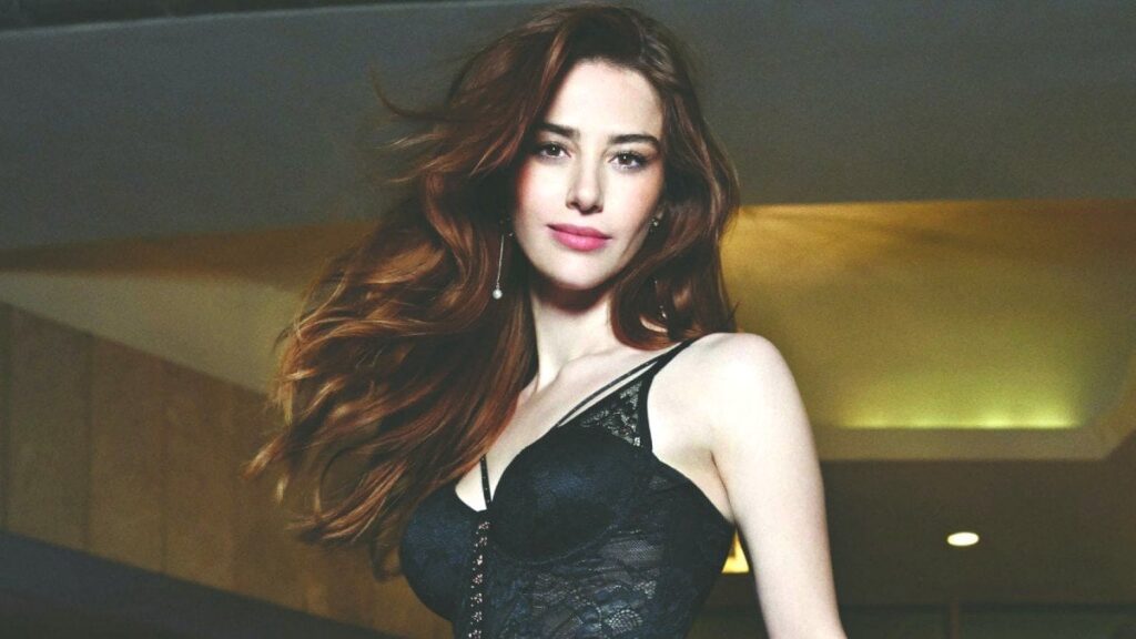 Özge Gürel siyah file çoraplı pozlarıyla yok artık dedirtti! ‘Güzelliğin şaka mı?’