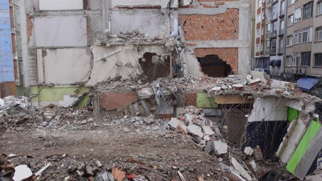 Silivri’de bir bina kentsel dönüşüm nedeniyle yıkılırken yan bina zarar gördü: “Kepçenin ağrı içerideydi”