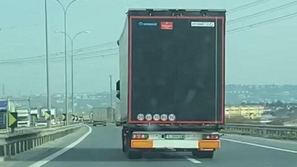 Silivri’de otoyolda zikzak çizen tır şoförü, alkollü çıktı
