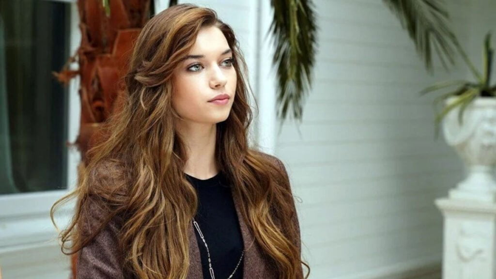 Afra Saraçoğlu’dan yatak pozları! Boylu boyunca uzandı, gören dumur oldu! “Boyuna posuna maşallah”