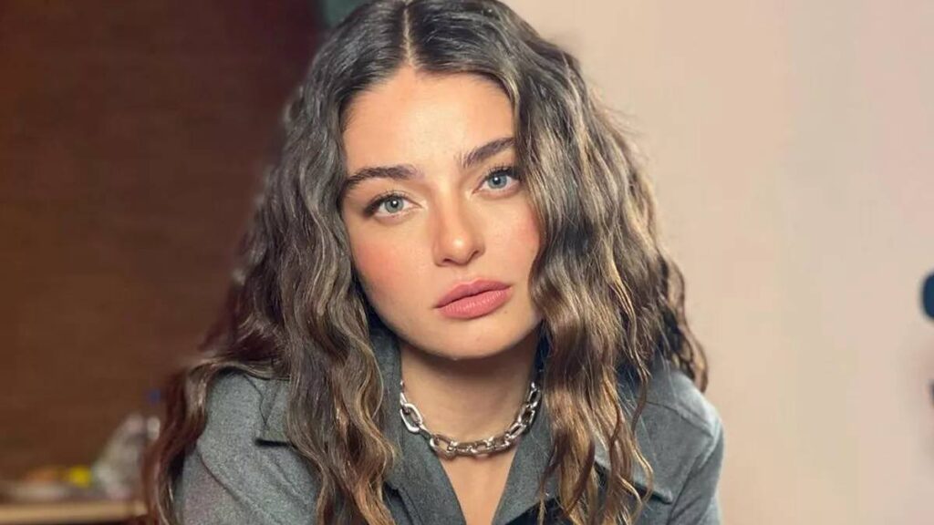 Ayça Ayşin Turan’ın eski halinden eser kalmadı! Güzel oyuncu son haliyle tam bir afet oldu! Sosyal medya alev aldı