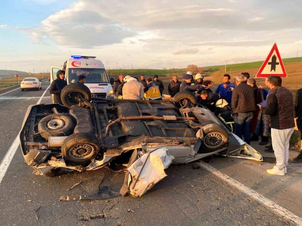 Çorlu’da hurdaya dönen aracın altından sağ çıktı