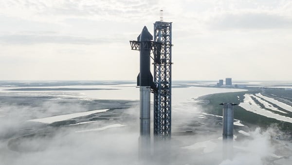Elon Musk, Dünya’nın en güçlü roketi Starship’in ilk denemede “havaya uçabileceğini” söyledi