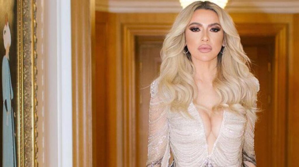 Hadise çok cesur! Yeni şarkısının kapağı için küvette yarıçıplak poz verdi