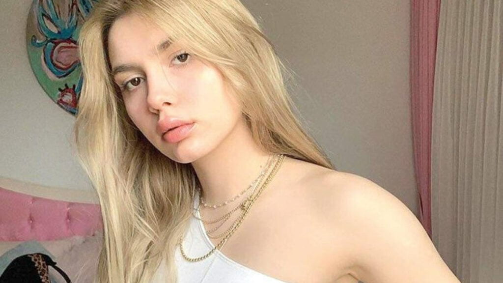 İçerisine hiçbir şey giymedi! Aleyna Tilki’nin cesur dekoltesine yorum yağdı: ‘Para toplayıp giysi alalım mı?’