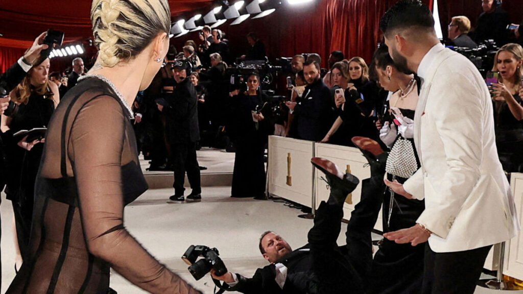 Lady Gag’yı gören Oscar fotoğrafçısı yere düştü