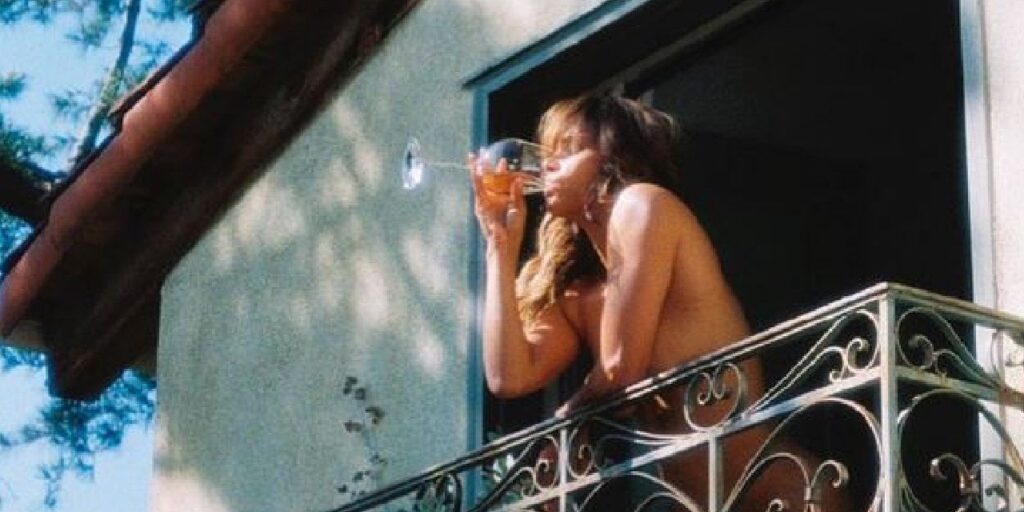 56 yaşındaki Oscarlı oyuncu Halle Berry’den takipçilerine çırılçıplak sürpriz!