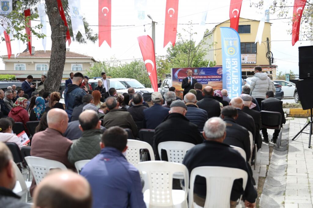 Silivri’de 90 çiftçiye, 90 paket yerli ayçiçek tohumu dağıtıldı.