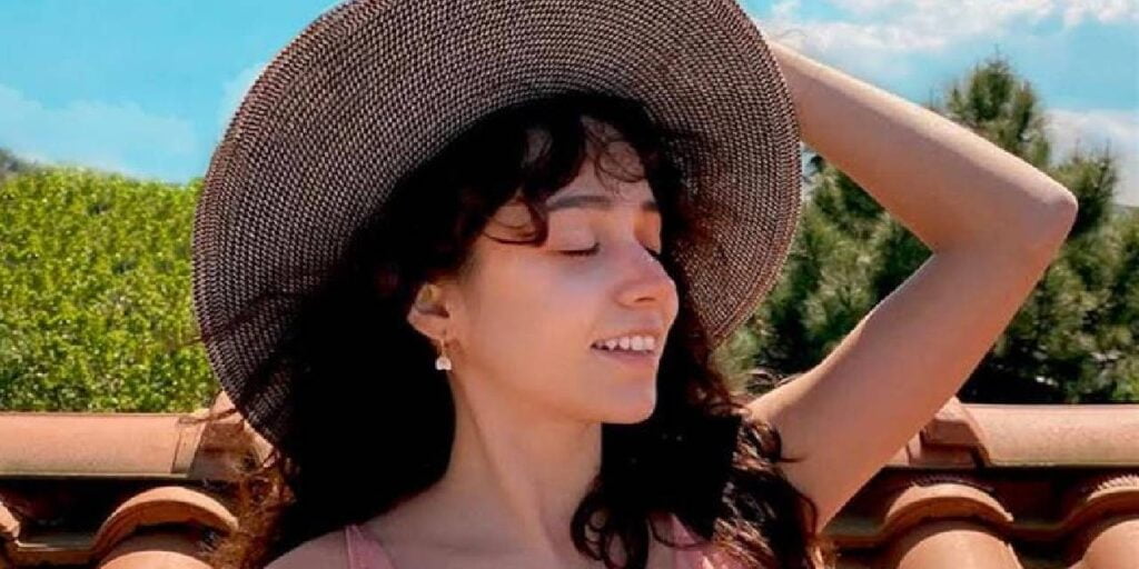 Zeynep Bastık sere serpe uzanarak poz verdi! İç çamaşırı gözükünce…