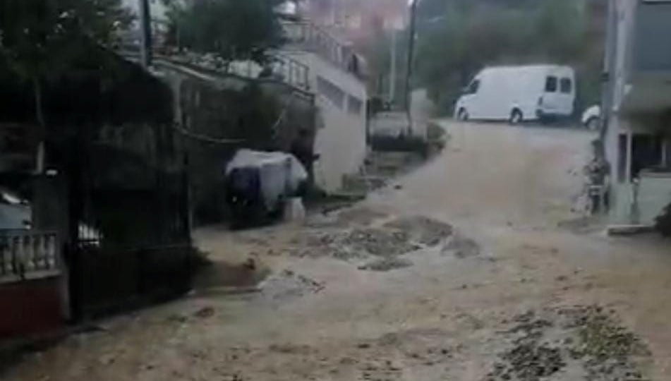 Meteoroloji’nin uyardığı Silivri’de yollar nehre döndü