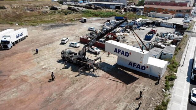 AFAD Silivri’de oluşturulan merkeze konteyner depolamaya başladı