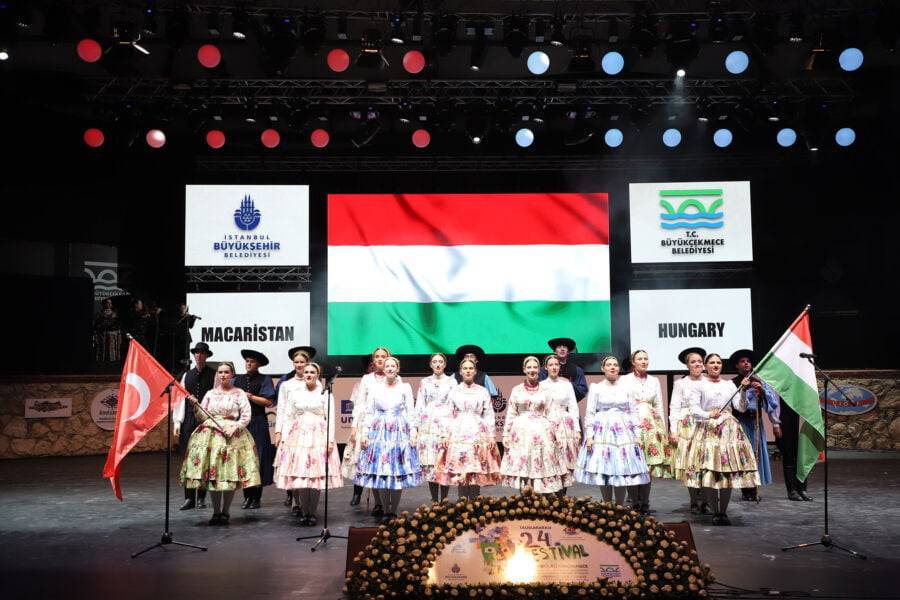 Macar dansçılardan İzmir Marşı sürprizi