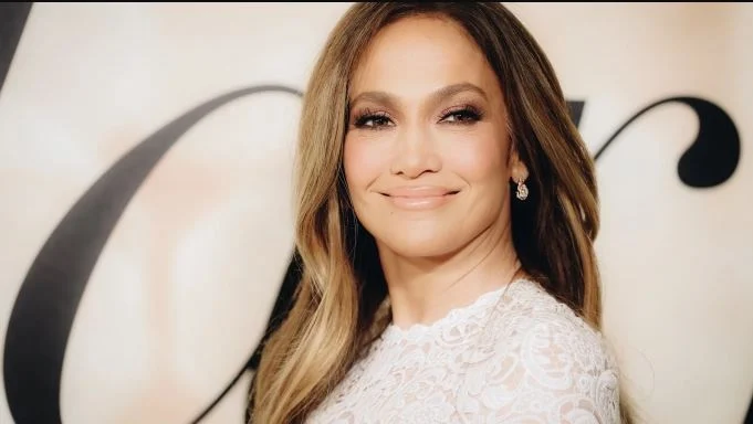 54’lük Jennifer Lopez giydiği mayo ile şov yaptı: Cesur pozlar şaşırttı…