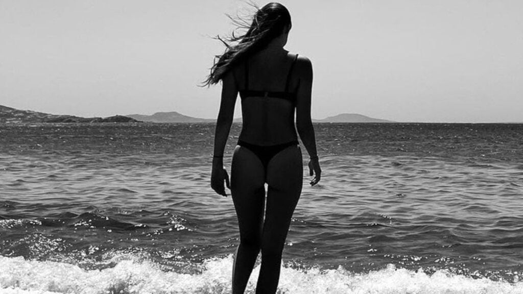 Afra Saraçoğlu tanga bikinisiyle sosyal medyayı salladı