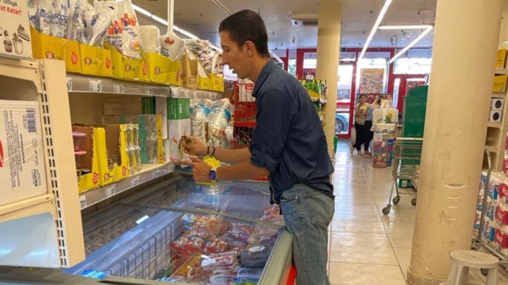 Markette cep yakan etiket mesaisi