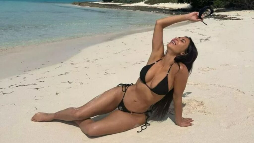 Kim Kardashian’ın siyah bikinili pozları büyük ilgi gördü