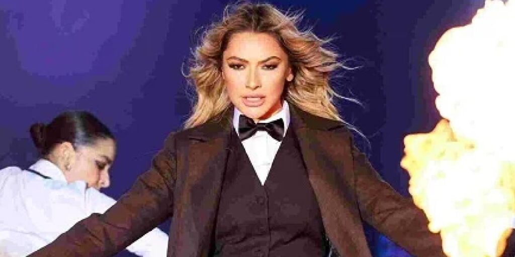 Ünlü şarkıcı Hadise Atatürk’ün kıyafetleriyle sahneye çıktı