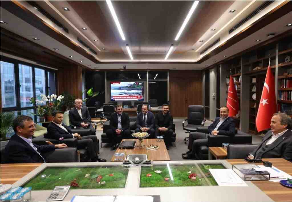 Doruk Bulut, Özgür Özel İstanbul İl Başkanlığında bir araya geldi.