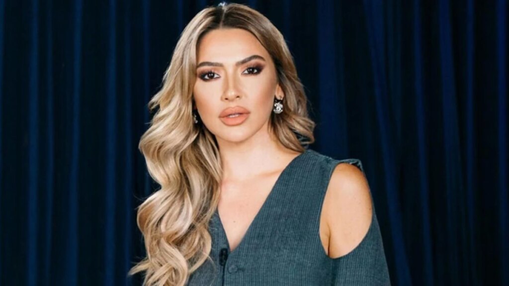 Hadise, göğsünü göstererek poz verdi