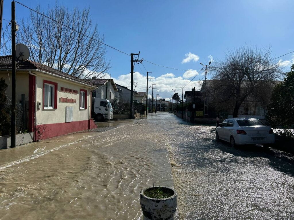Silivri’de, dere taşması sonucu çok sayıda sokağı ve bahçeyi su bastı.