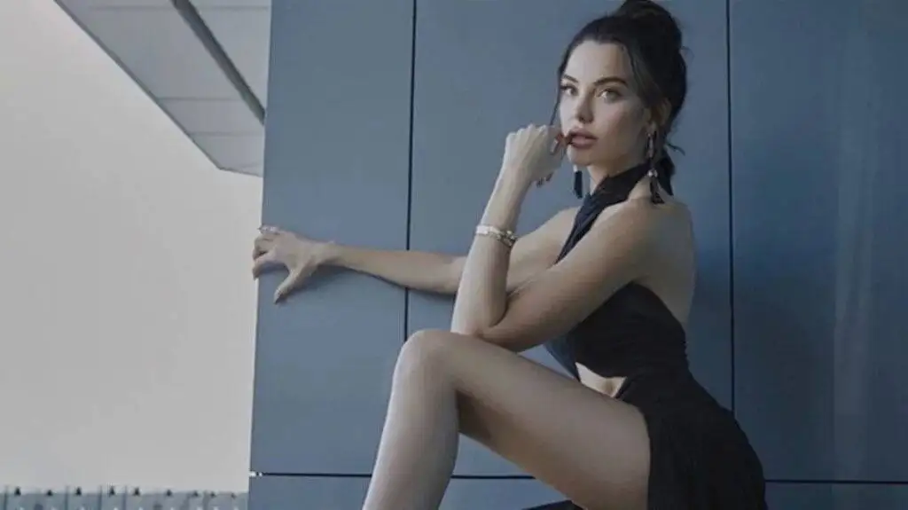 Hamak yogası yapan Tuvana Türkay’dan zor hareket! Baş aşağı şekilden şekle girdi