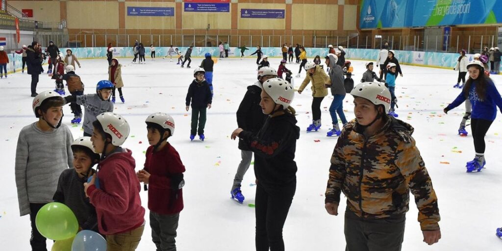 İBB’den “Karneni Getir Buzda Kay” ve “Karneni Getir Aqua’da Kay”