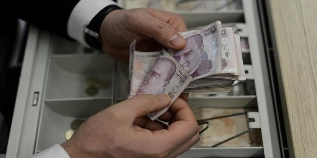 Bankalar Emekliyi Gözden Çıkardı: 2 Yıldır Tek Kuruş Zam Yapılmadı!
