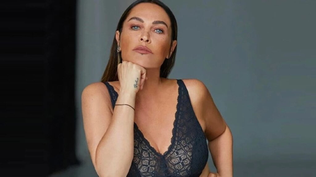 Hülya Avşar’dan Cesur Poz! Tek Göğsünü Sadece Eliyle Kapattı