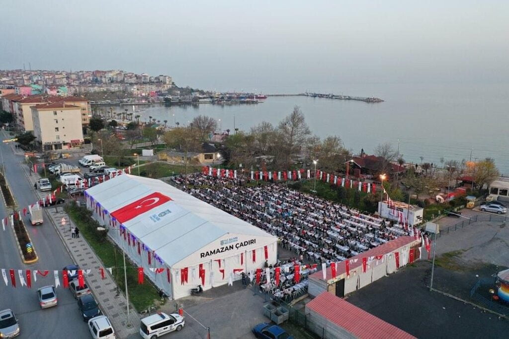 Silivri’de Ramazan Çadırında ilk İftar verildi.