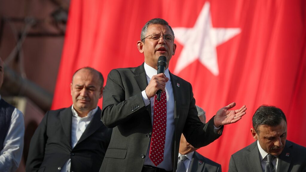 Özgür Özel’den MHP’li Volkan Yılmaz’a rozet tepkisi