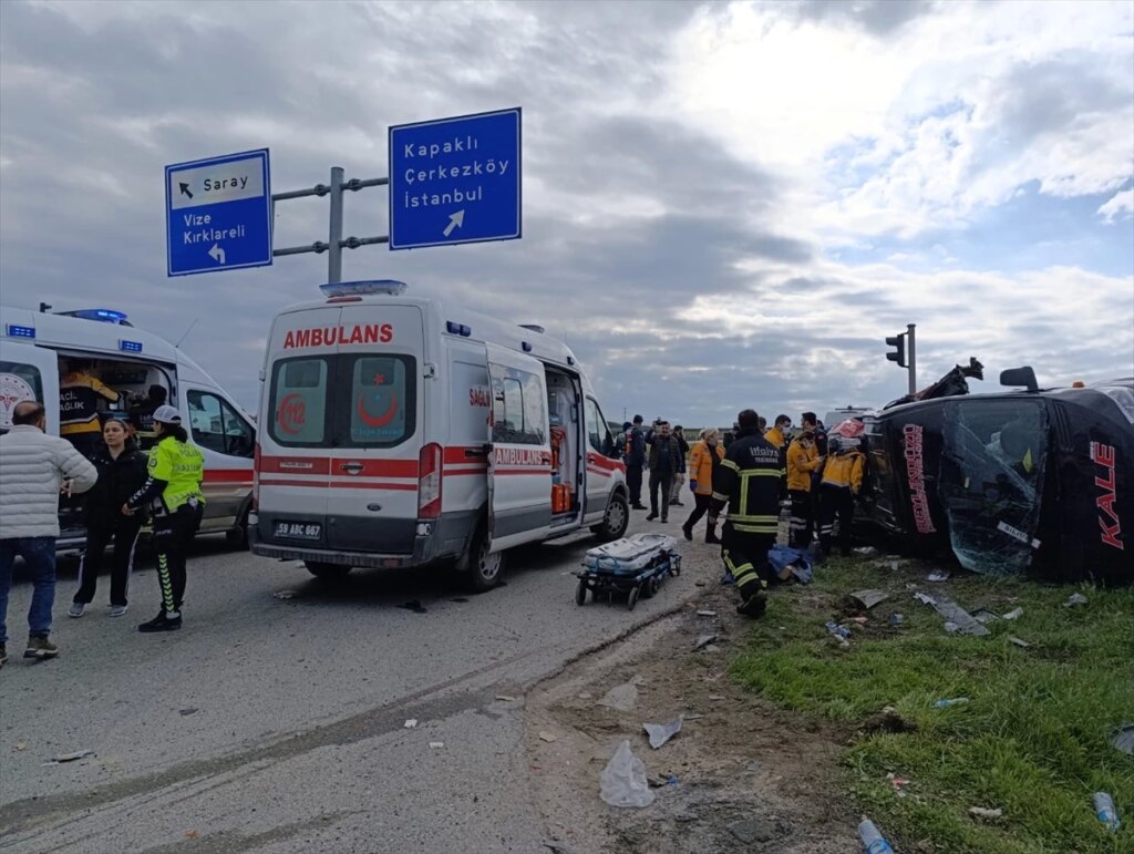 Saray’da minibüs ile tırın çarpıştığı kazada 5 kişi öldü, 10 kişi yaralandı