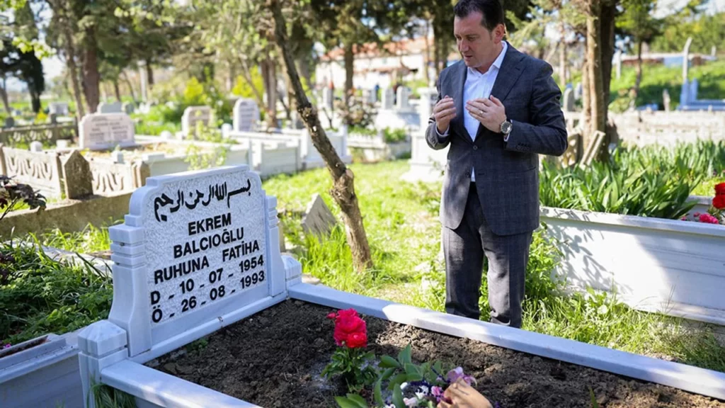 Balcıoğlu babasının kabrini ziyaret etti.