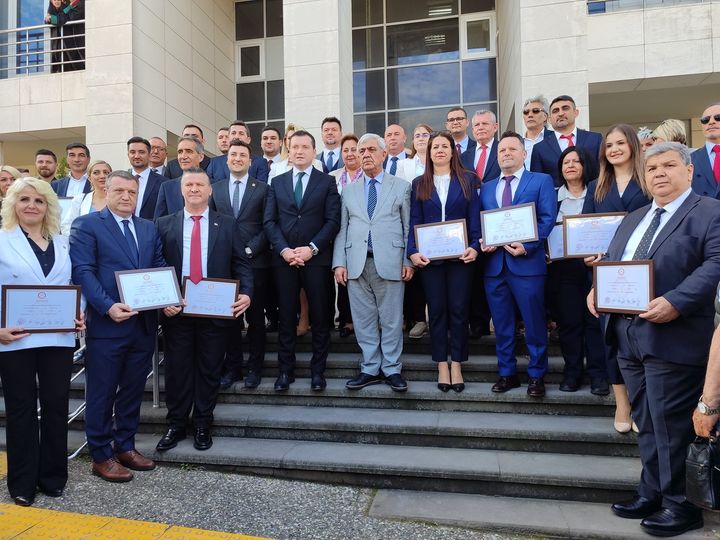Balcıoğlu ve Meclis Üyeleri Mazbatalarını aldı.