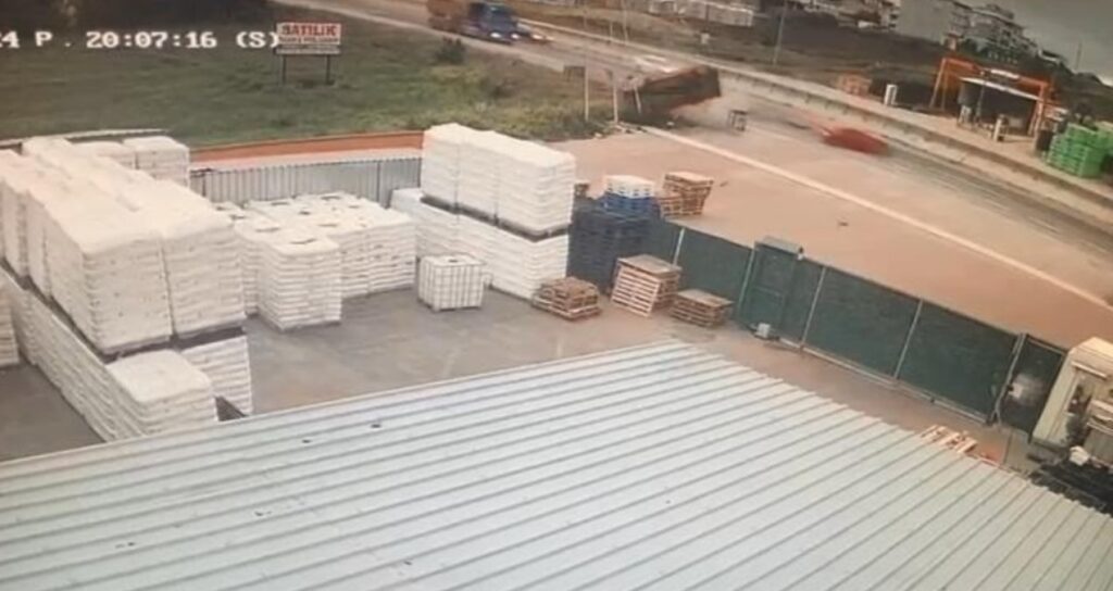 Silivri’de feci kaza: Şoför camdan fırladı