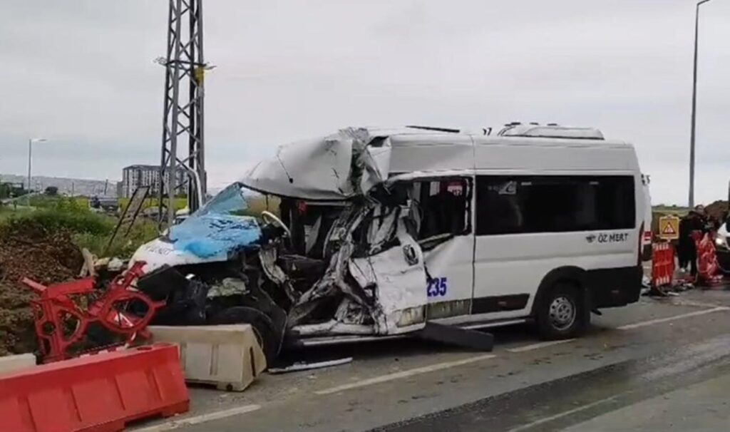 Silivri’de işçileri taşıyan servis minibüsü ile midibüs çarpıştı: 1’ağır 6 yaralı