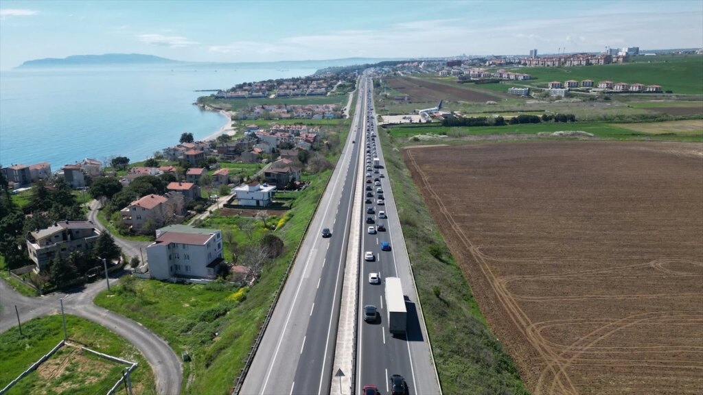 Tekirdağ-İstanbul kara yolunda Bayram tatili nedeniyle trafik yoğunluğu