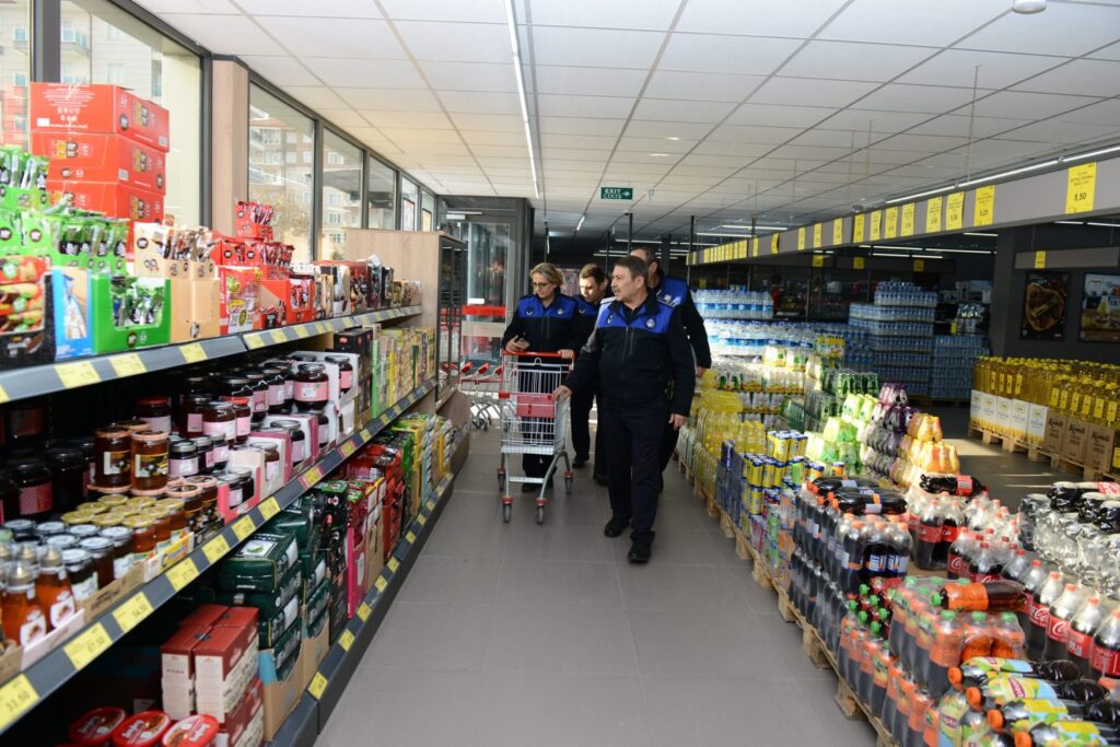 Belediye Zabıta ekipleri market denetimlerini sürdürüyor.