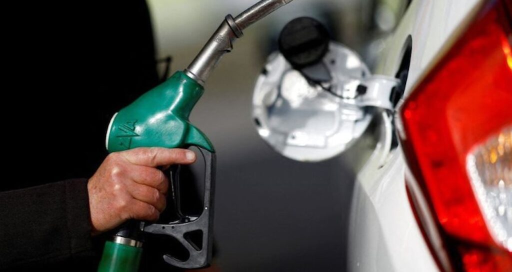 Benzine ve motorine zam geldi