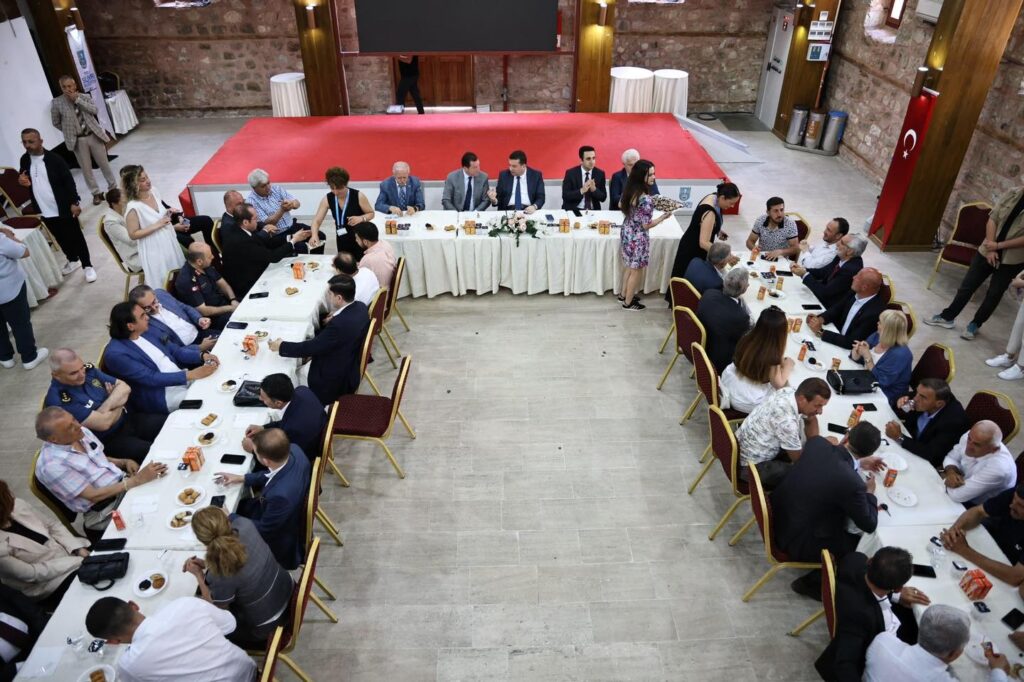 Protokol bayramlaştı.