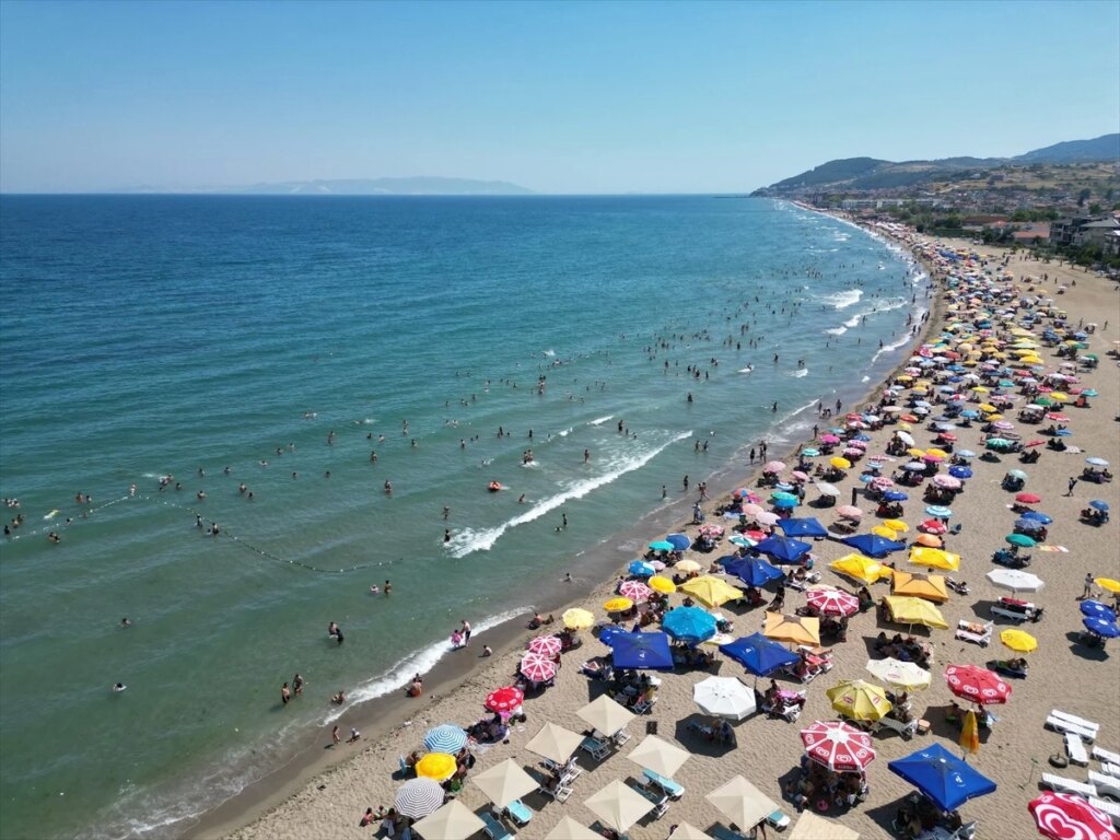 Tekirdağ’da Sıcak Hava ve Nemden Bunalan Vatandaşlar Sahillerde Serinledi