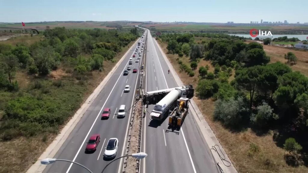 TEM Otoyolunda Tanker Devrildi.