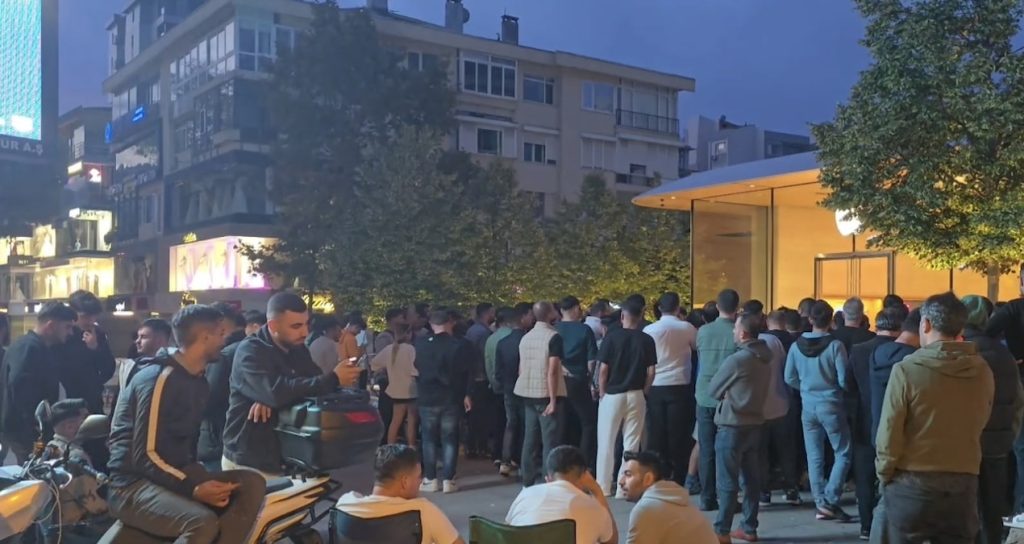 120 bin TL’lik telefon için geceden kuyruğa girdiler