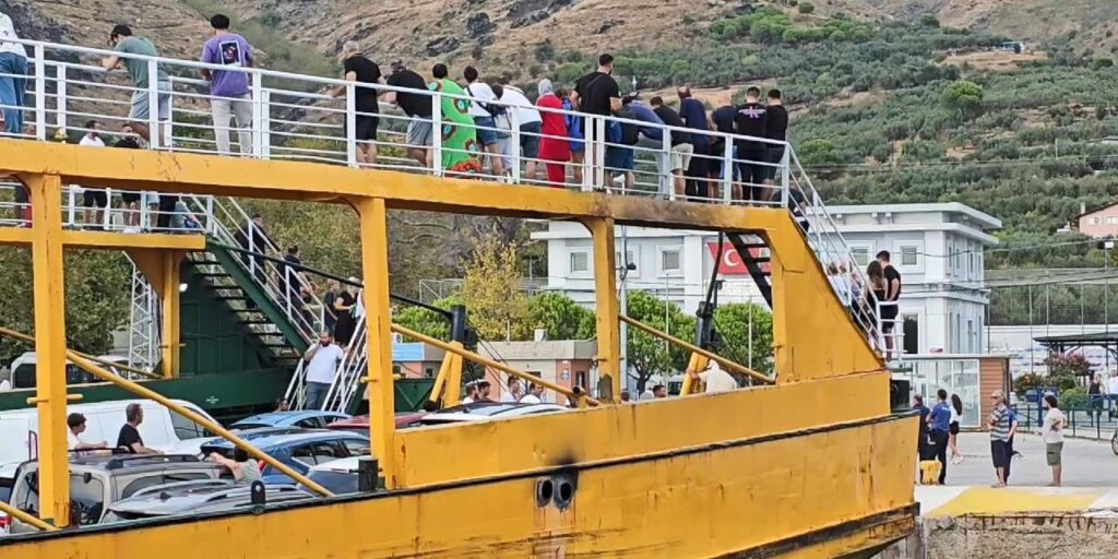 Fazla yolcu alan gemiye hareket izni verilmedi