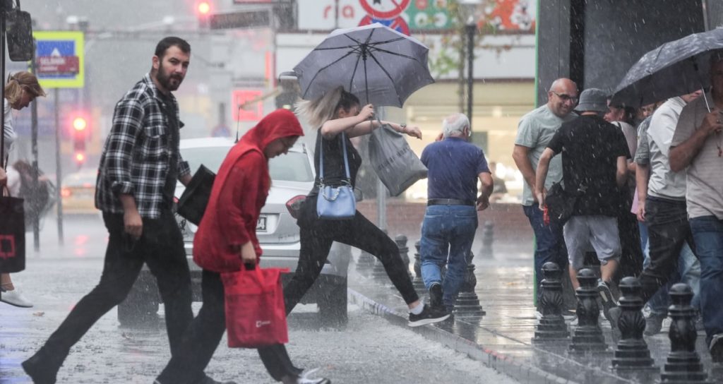 Meteoroloji saat vererek uyardı! İstanbul’u sağanak vuracak