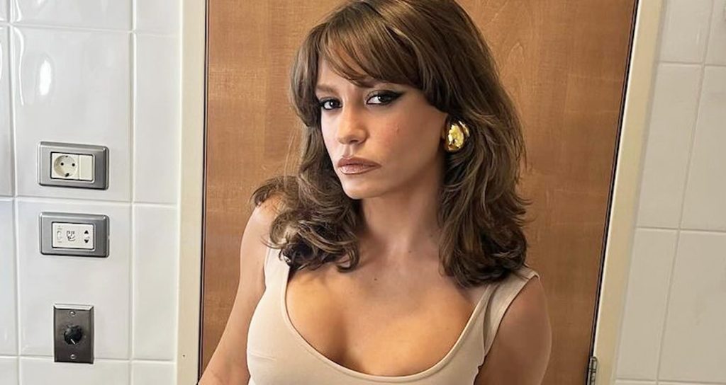 Serenay Sarıkaya yeni tarzıyla Altın Koza’ya damga vurdu