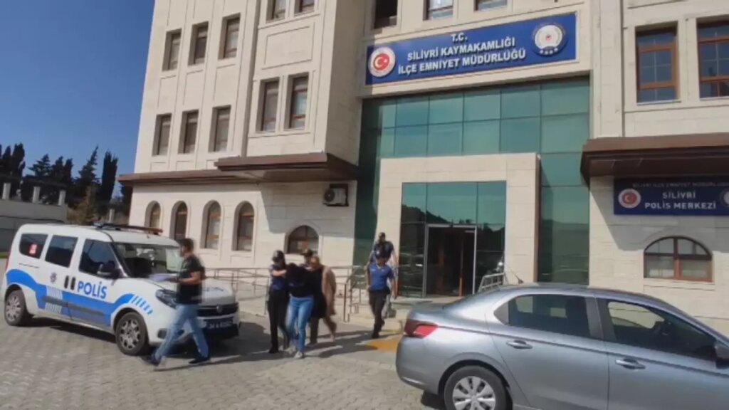 Silivri’de Daire Kapıları Açmaya Çalışan 3 Kadın Hırsızlıkla Yakalandı