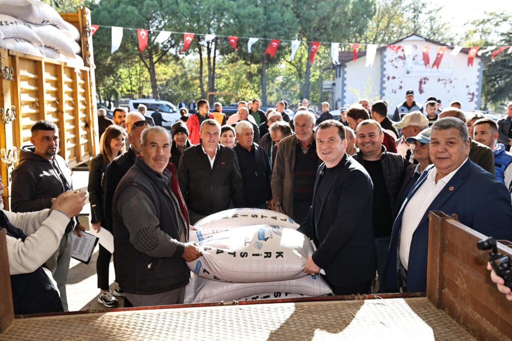 Değirmenköy’de Yerli Tohumluk Arpa Dağıtım Töreni düzenledi.