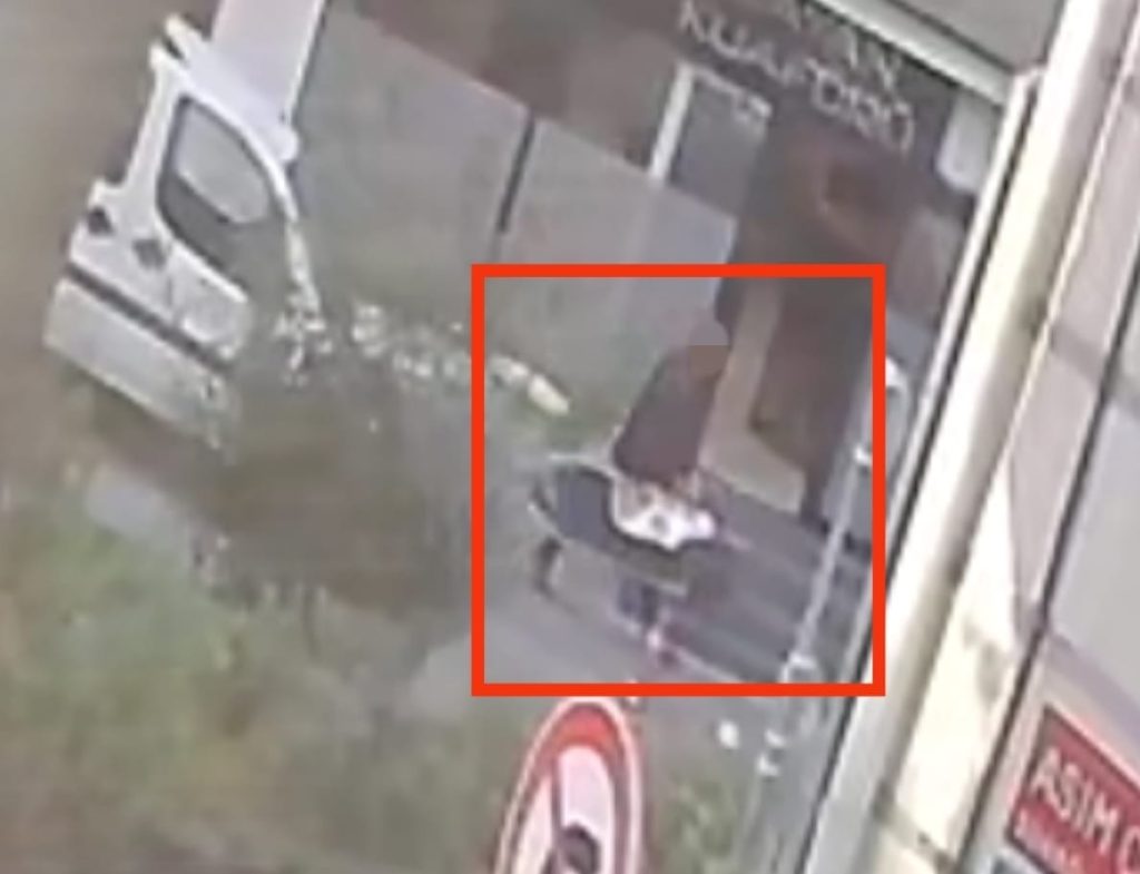 Hırsızlık yapan şahıs kameraya yakalandı.