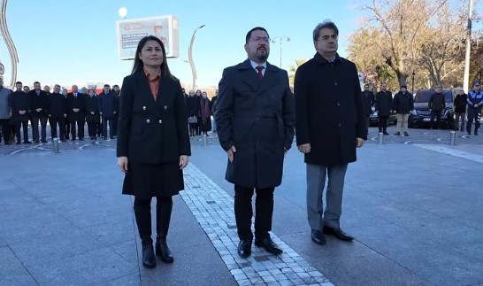 Öğretmenler Atatürk Anıtına çelenk sundu