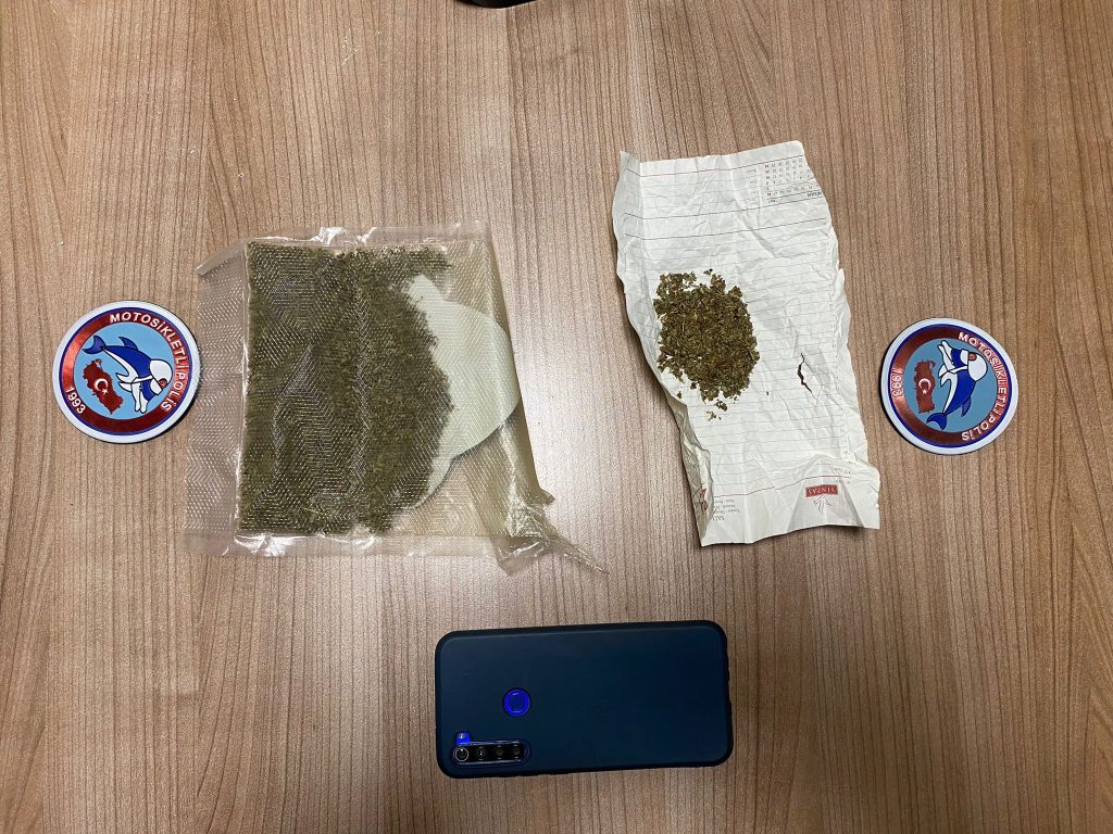 2 Araçta uyuşturucu yakalandı.